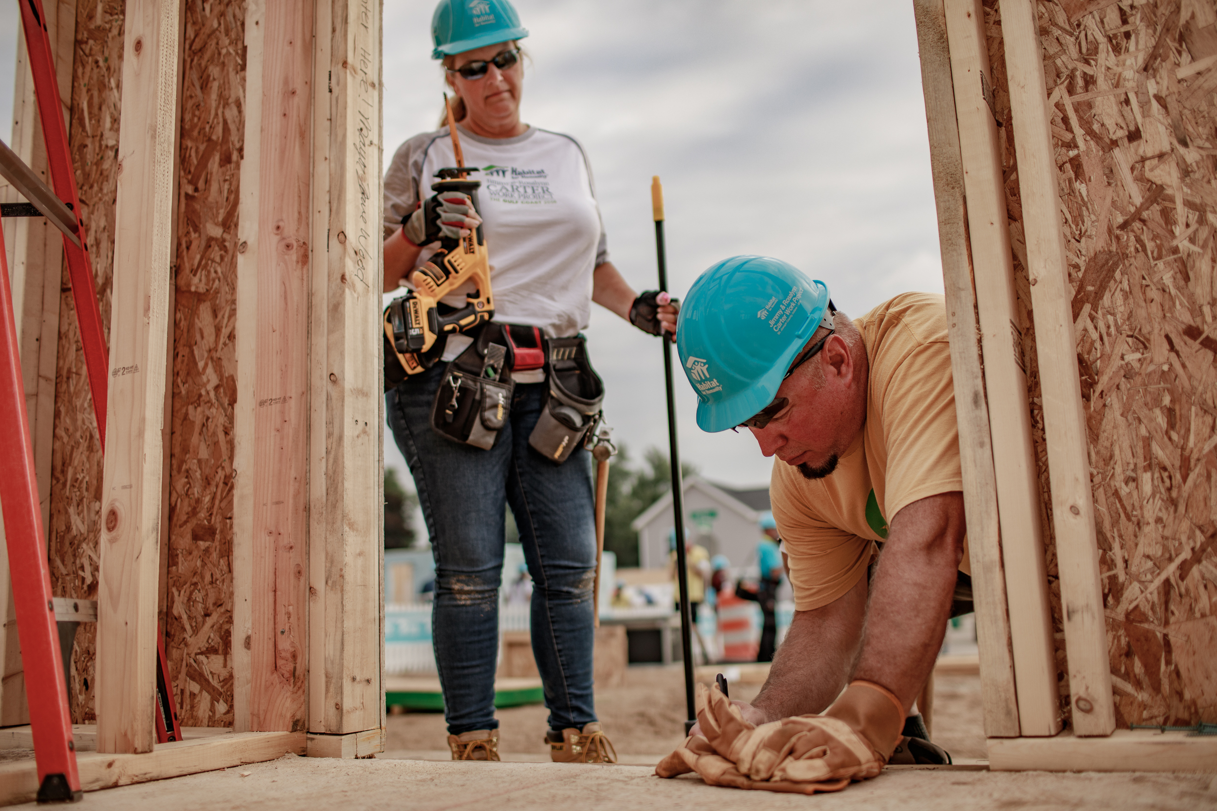 PHOTOS Major stars lend their hands to Habitat, building alongside