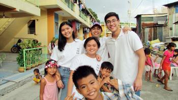 Kitchy Dy (far left) with other volunteers in the Bistekville 4 community in Quezon City, Philippines