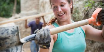 Volunteer shovel El Salvador young professional