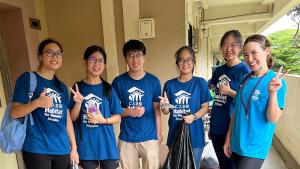 Soo-Lin Lee-Sparrow with Singapore youth volunteers at Project HomeWorks