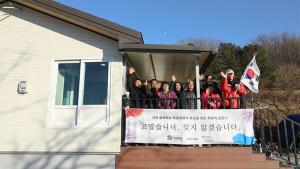 Jung-soon and wife (center) with Habitat Korea ambassador Sean (far right)