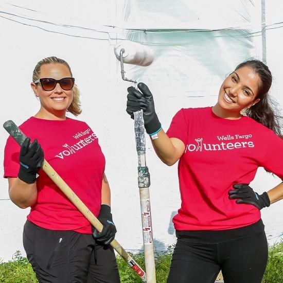 Wells Fargo volunteers