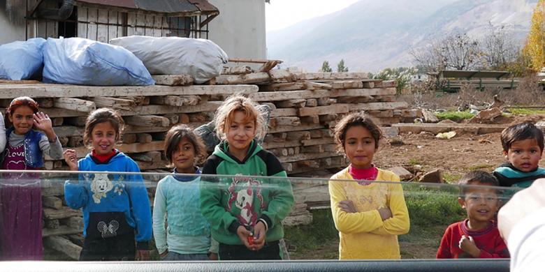 Photo: children are waving as the car is leaving