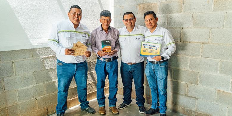 Don Juanito junto a colaboradores de Hábitat que lo guiaron para poder construir su vivienda híbrida