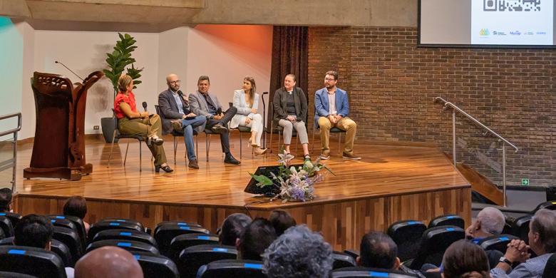 La presentación del informe incluyó una discusión en un panel de expertos