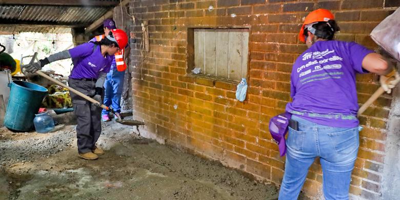 08/03/2025. Fraijanes, Guatemala. Mujeres voluntarias de Hábitat Guatemala construyen pisos de concreto en la Aldea Los Verdes, Fraijanes durante la jornada “Con Ellas, Por Ellas” realizada el 8 de marzo como parte de la conmemoración del Día Internacional de la Mujer.